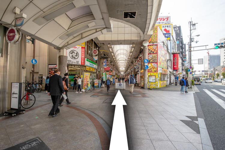 アーケード街に入りまっすぐ進みます