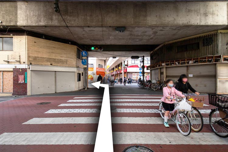 国道176号線高架下を通って左へ曲がります